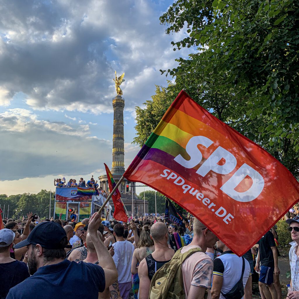 SPDqueer Fahne vor der Siegessäule