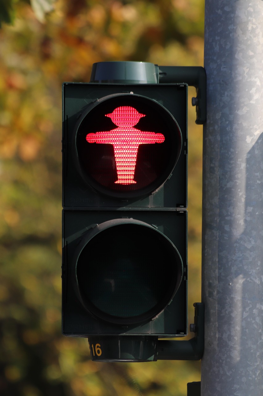 Eine Fußgängerampel, die eine rotes Ampelmännchen zeigt.