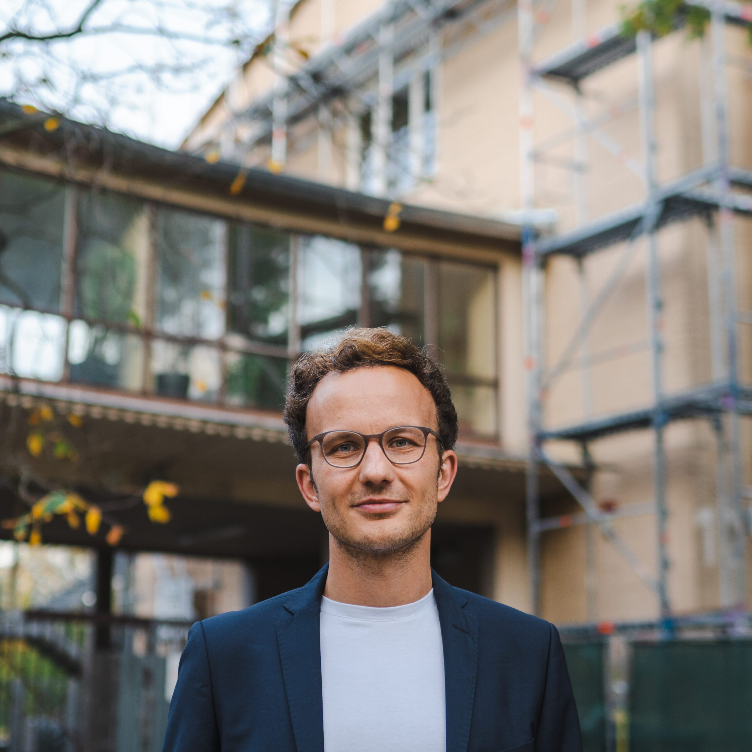 Mathias Schulz vor der Anna-Lindh Schule
